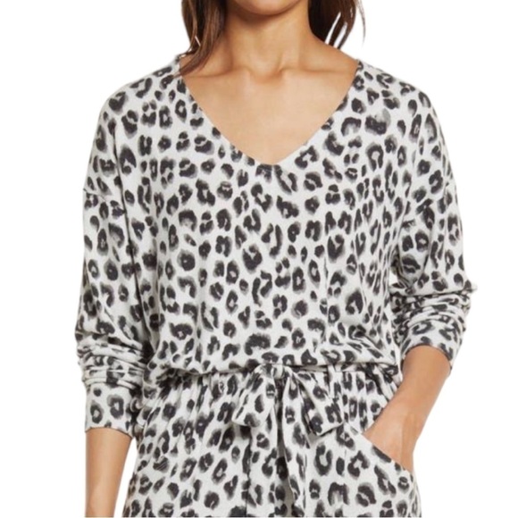 NWT Gibsonlook Small Ivory Black Snow Leopard Print Fleece V-Neck Top - Picture 1 of 9
